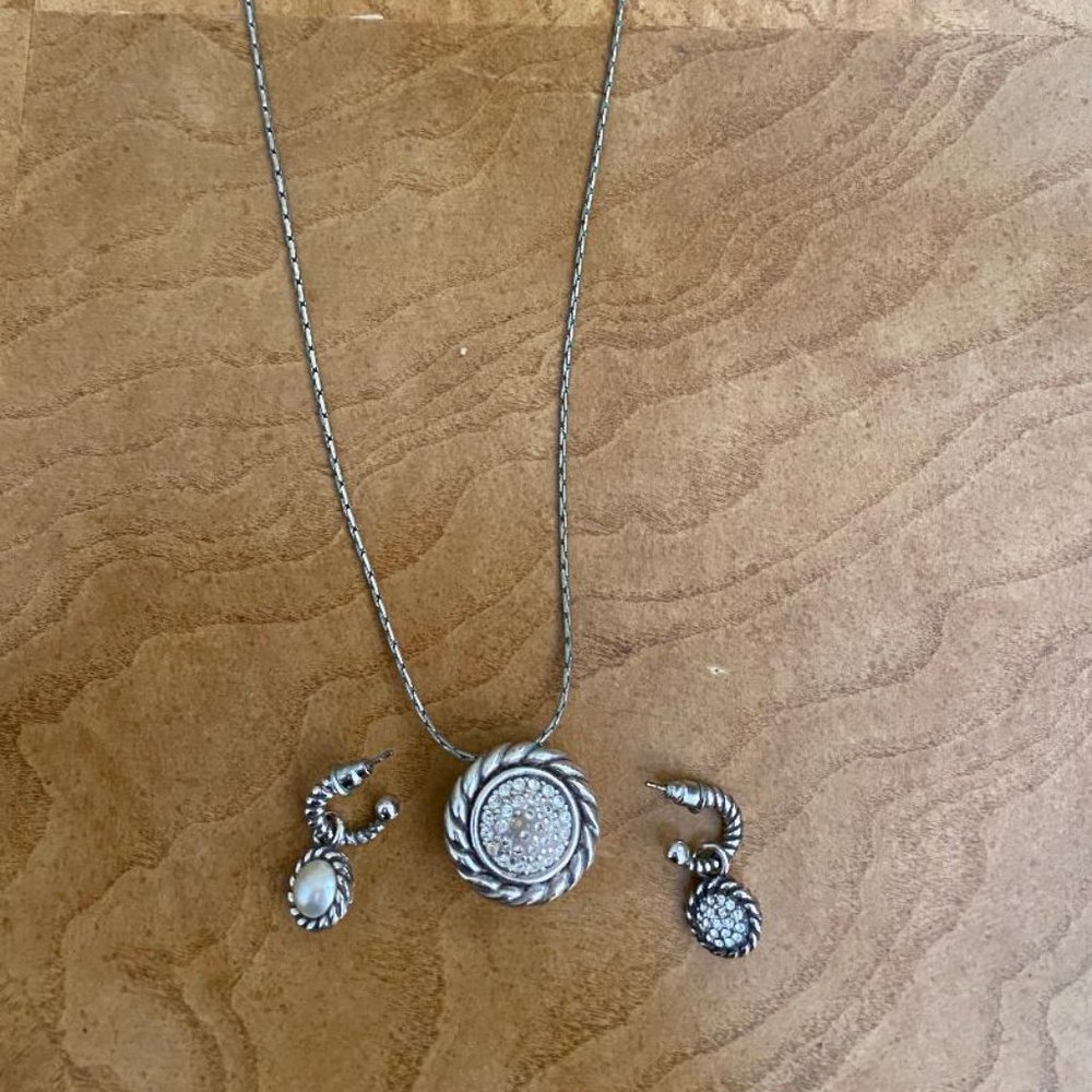Necklace and earring set